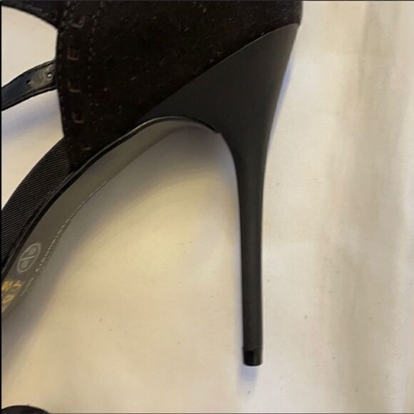 CHINESE LAUNDRY BLACK MICROSUEDE SANDALS. … - Picture 6 of 9